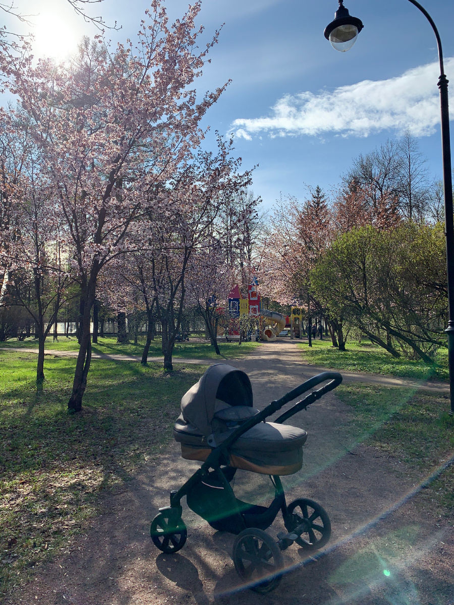 До чего ж было легко гулять с коляской со спящим младенцем, да прекрасной солнечной весной…  С ходящим, точнее носящимся ребенком уже статейки не попишешь🤭 Фото из архива автора