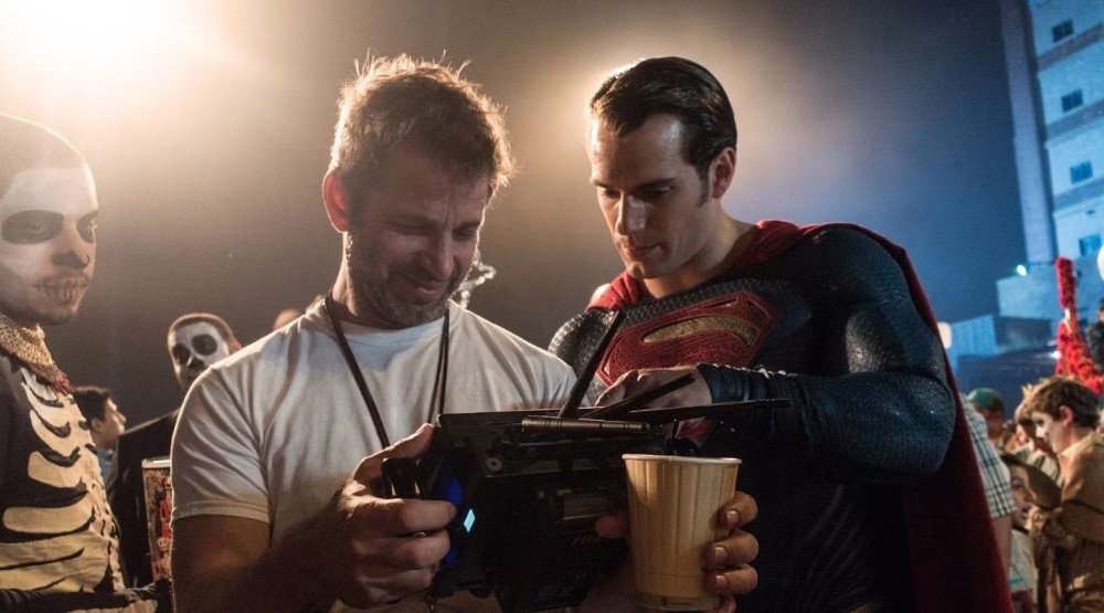     Зак Снайдер и Генри Кавилл, кадр со съемок фильма «Лига справедливости» (2017, 2021)