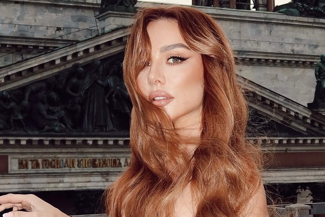     Похудевшая Анна Седокова в сексуальном платье снялась на террасе в центре Санкт-Петербурга