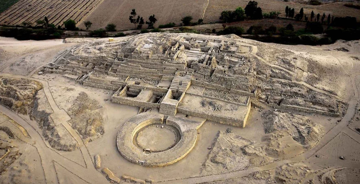 Круглая площадь в Карале
Круглые площади, окруженные платформами, использовались для общественных и, возможно, религиозных мероприятий. Их конструкция демонстрирует понимание акустики и инженерии.