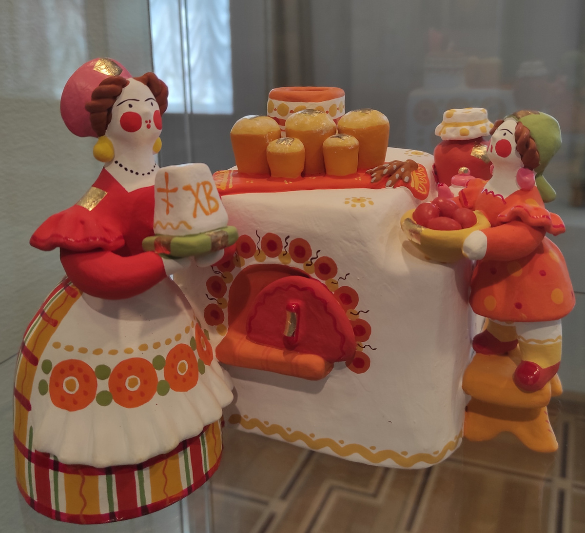 Фото сделаны на выставке "Вятка в цвете". Автор дымковской игрушки "Чистый четверг": Лалетина Анна Анатольевна. Красная глина, обжиг, темпера, поталь