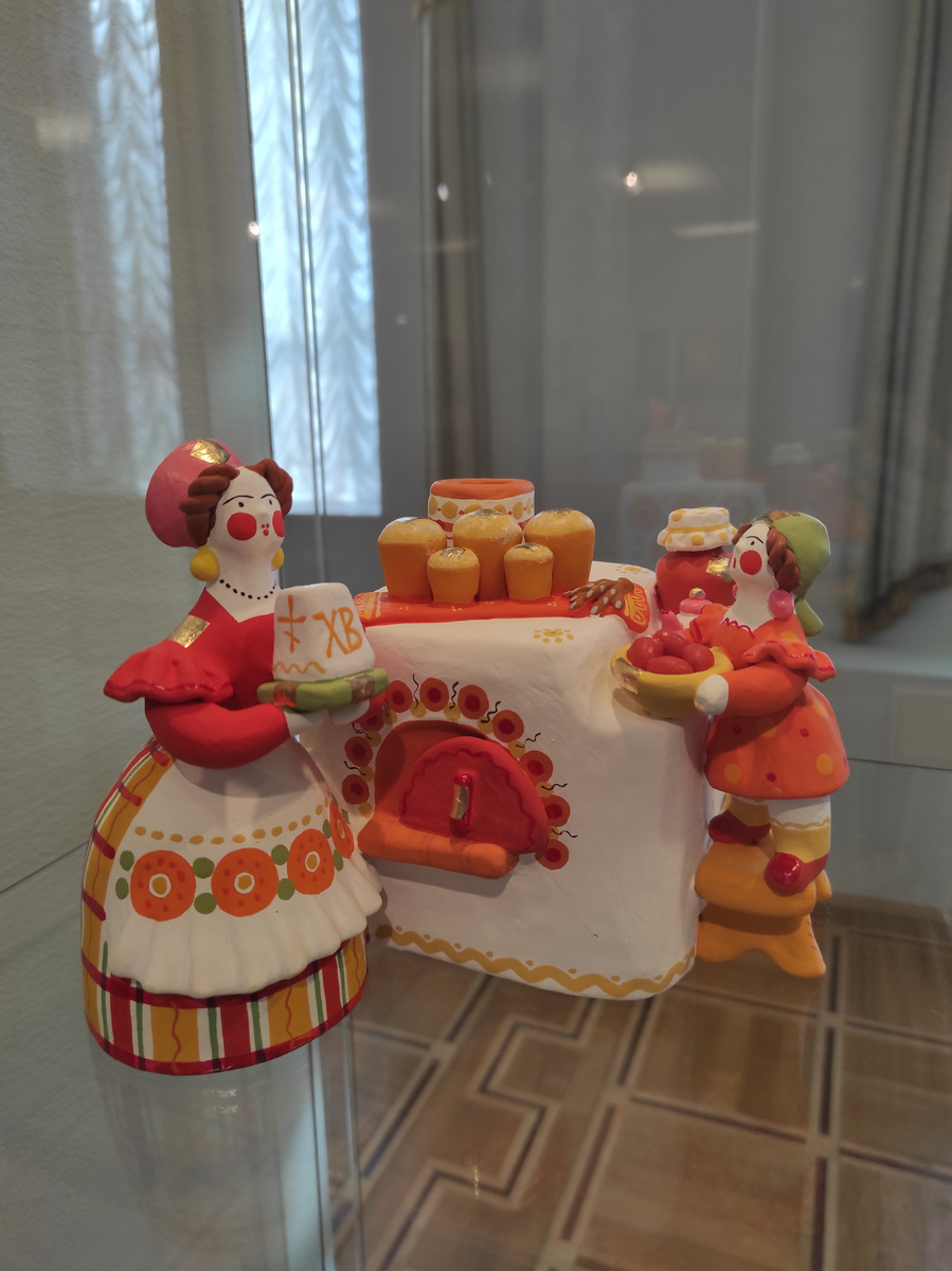 Фото сделаны на выставке "Вятка в цвете". Автор дымковской игрушки "Чистый четверг": Лалетина Анна Анатольевна. Красная глина, обжиг, темпера, поталь