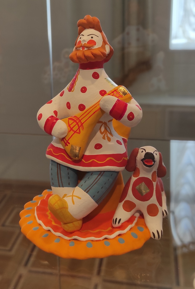 Фото сделаны на выставке "Вятка в цвете". Автор дымковской игрушки "Мужик с собачкой": Лалетина Анна Анатольевна. Красная глина, обжиг, темпера, поталь