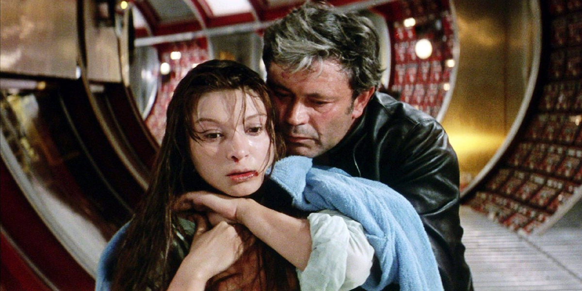 Нежность, пронизанная ужасом — он знает, что держит в объятиях лишь тень прошлого, но не может отпустить.