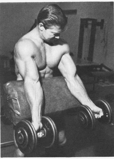 Ларри качает бицепс на своей любимой скамеечке