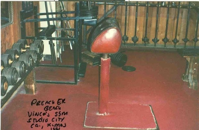 вот так вот выглядело приспособление для кача бицухи в зале Винса Жиронды, который был тренером Скотта некоторое время