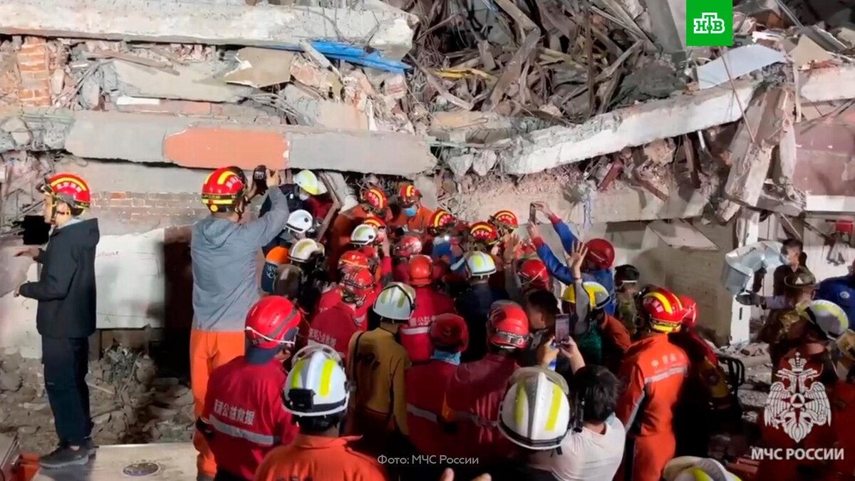    Российские спасатели извлекли из-под завалов живую женщину в Мьянме