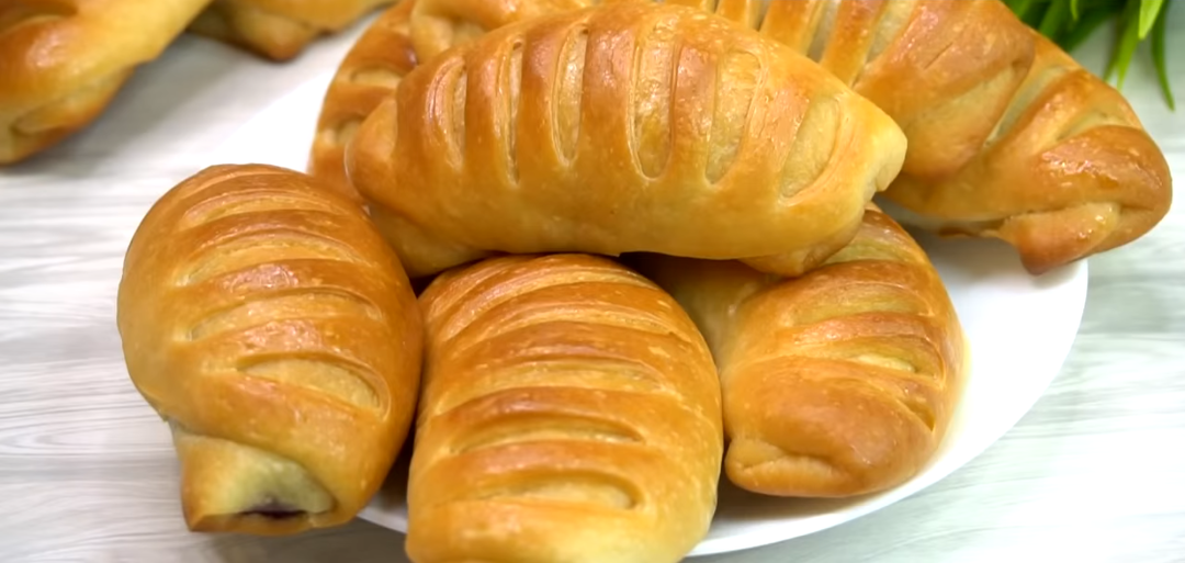 Я подсадила на это тесто своих родных. В холодильнике лежит 3-4 дня и как свежее, подходит для выпечки в духовке.