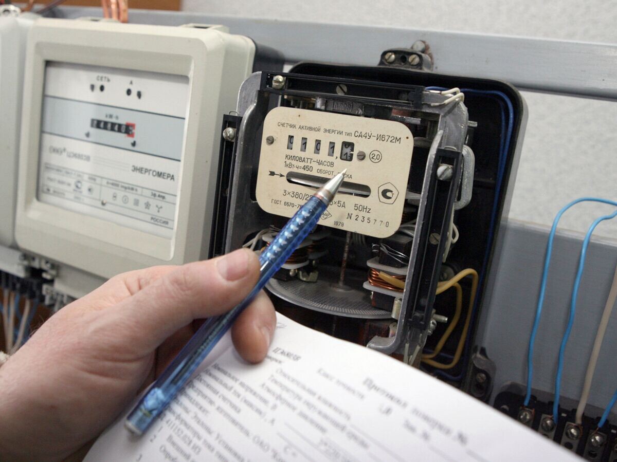    Снятие показаний с электрического счетчика© РИА Новости / Игорь Зарембо