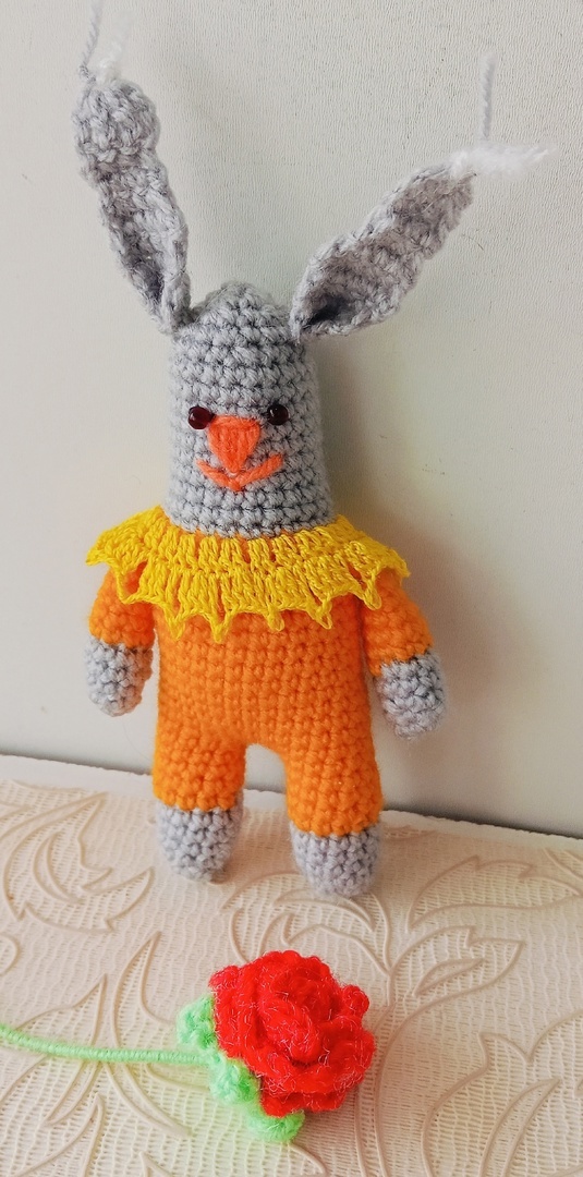 Зайка амигуруми
