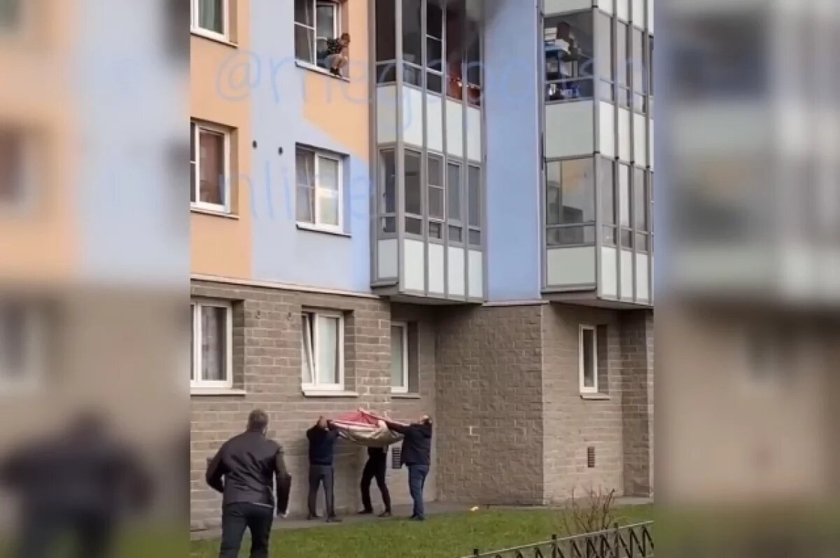    В Петербурге очевидцы спасли ребенка из пожара, растянув одеяло