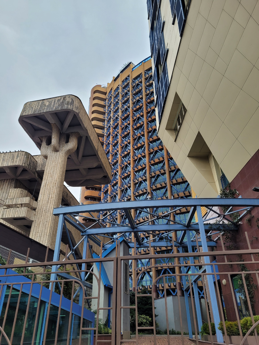 Высокая 20 ти этажка.