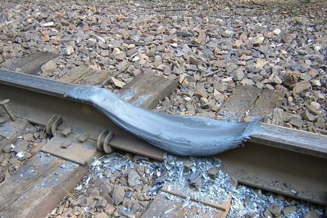     «Метеорит? Пришельцы?» Как возникают шокирующие ямы на рельсах