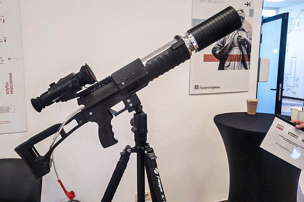 Такое лазерное ружье может сбивать дроны на удалении до 500 метров. Лучом лазера разрушается корпус БПЛА. / Екатерина Адамова / ТАСС