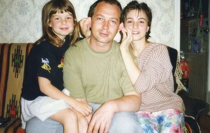 Отец с дочерьми, Дарья слева