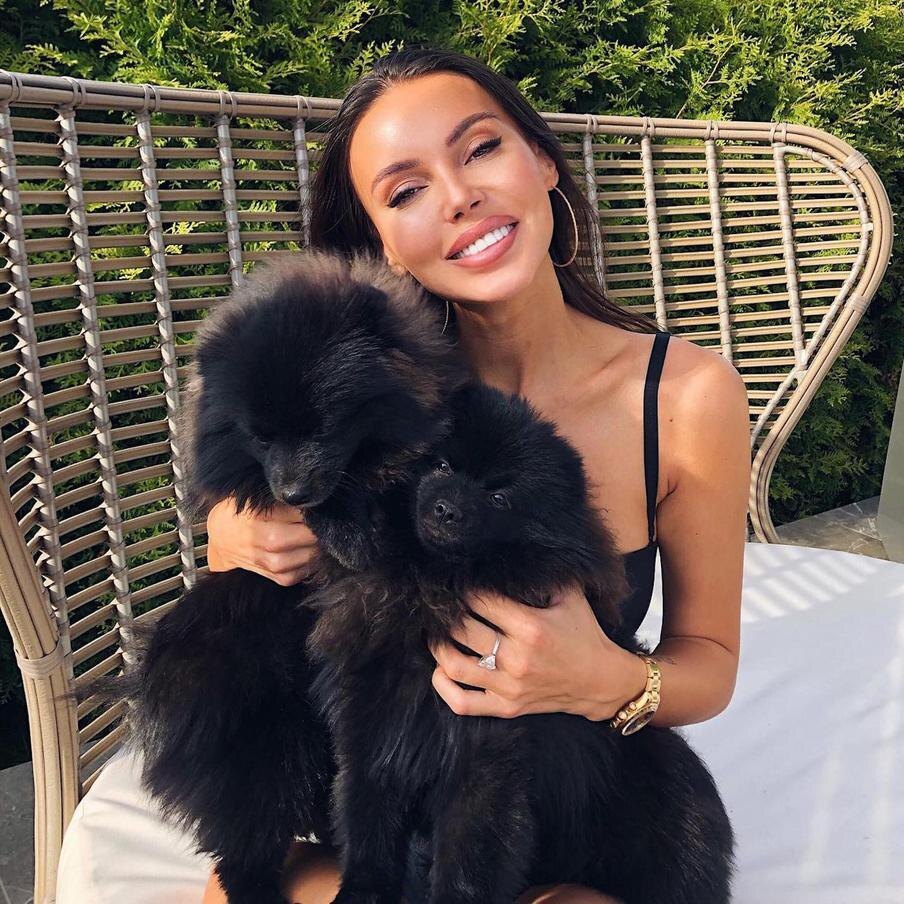 Оксана Самойлова с двумя шпицами. соцсети @samoylovaoxana