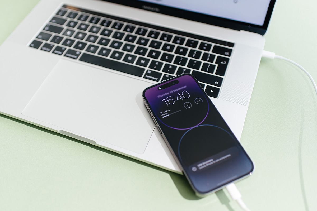 Hadrian / Shutterstock / FOTODOM📷Устройства с iOS 15 и ниже не поддерживают новый формат включения Developer Mode. Там его нет в настройках и он не активируется через Xcode