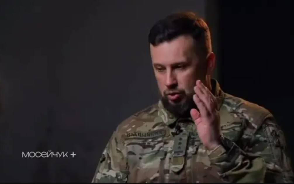 Билецкий* изображает панику. 