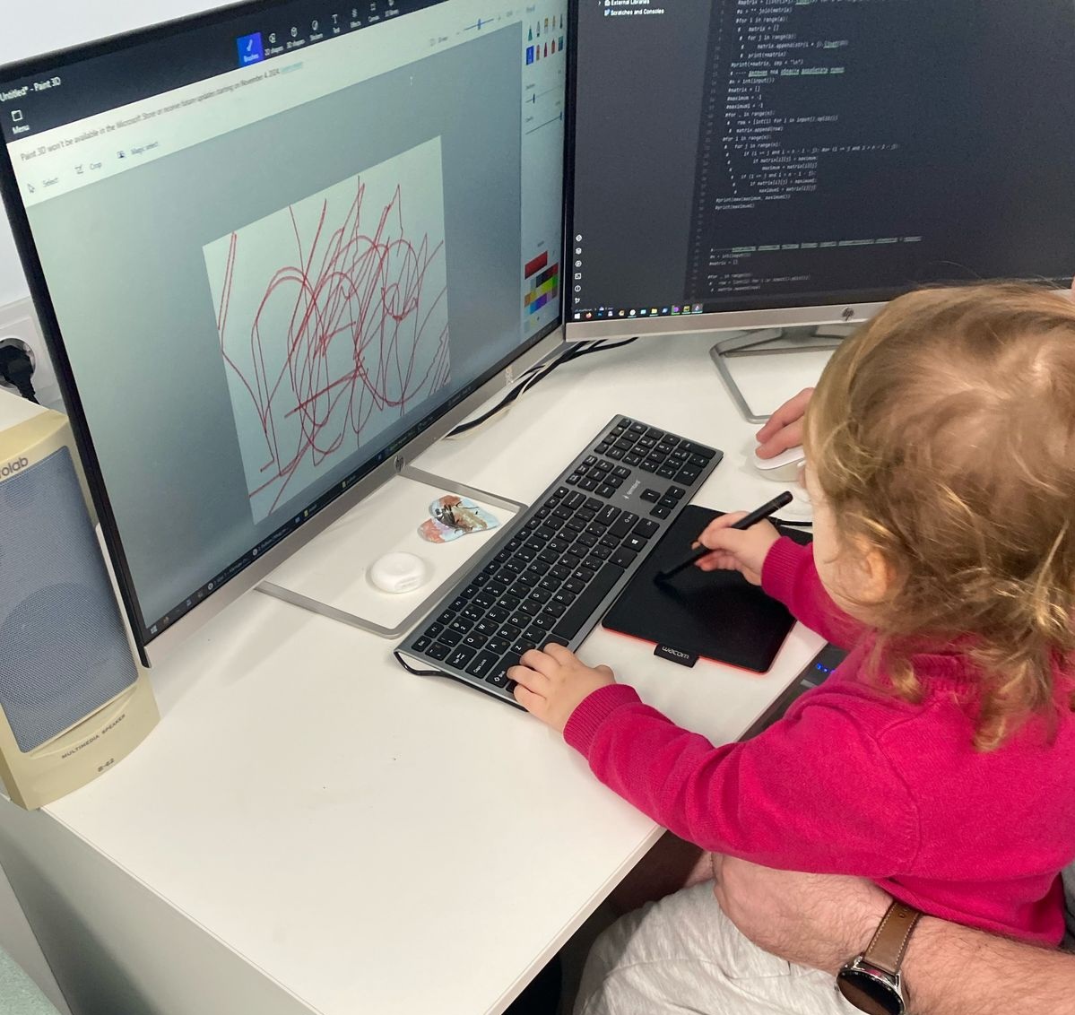 Фото автора канала.  Внучку тоже успокаивает от перевозбуждения рисование на компьютере.