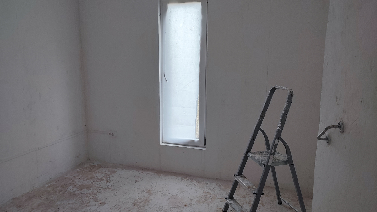 Всё ещё мокрое, завтра высохнет  побелеет