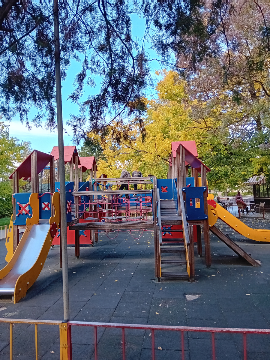 Авторское фото.  Все детские площадки , которые делал город - бесплатные.