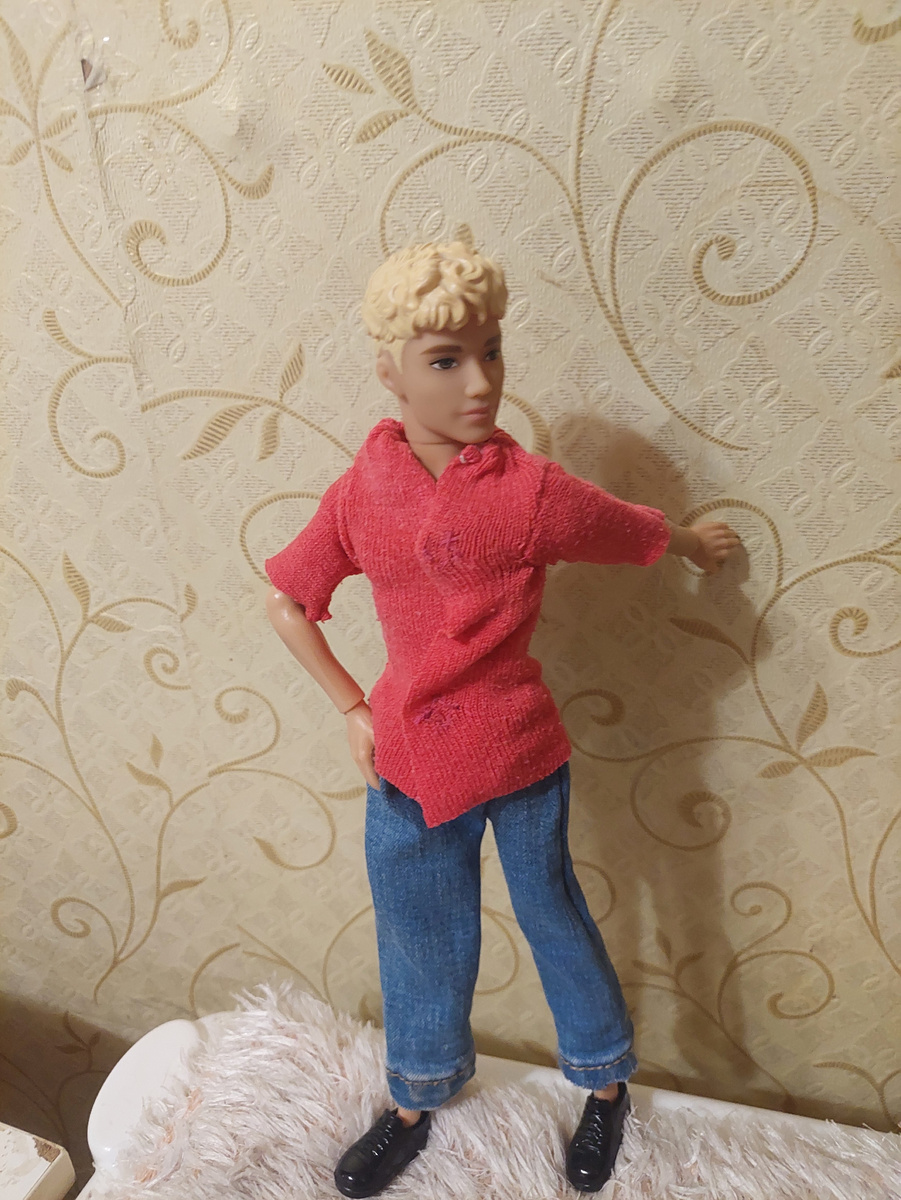 Лёня переоделся.