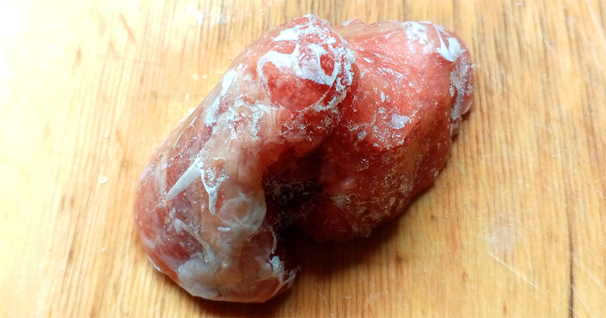 Взял небольшой кусочек мяса