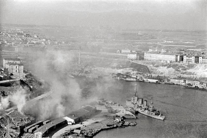 Боевые корабли устанавливают дымовую завесу. На фото крейсер Красный Крым. Автор - Б. Шейнин