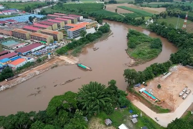    Из Мэсота видны лагеря для похищенных людей, построенные за рекой на стороне Мьянмы. Фото: STR / Eyepress / Legion-Media