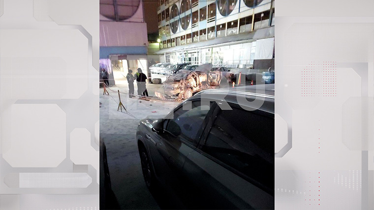    Машина упала с четвертого этажа парковки и сгорела. Фото: ИЗВЕСТИЯ