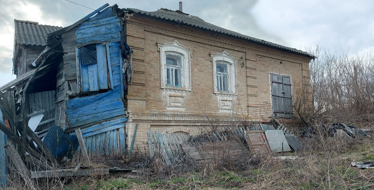 Один из заброшенных старинных домов