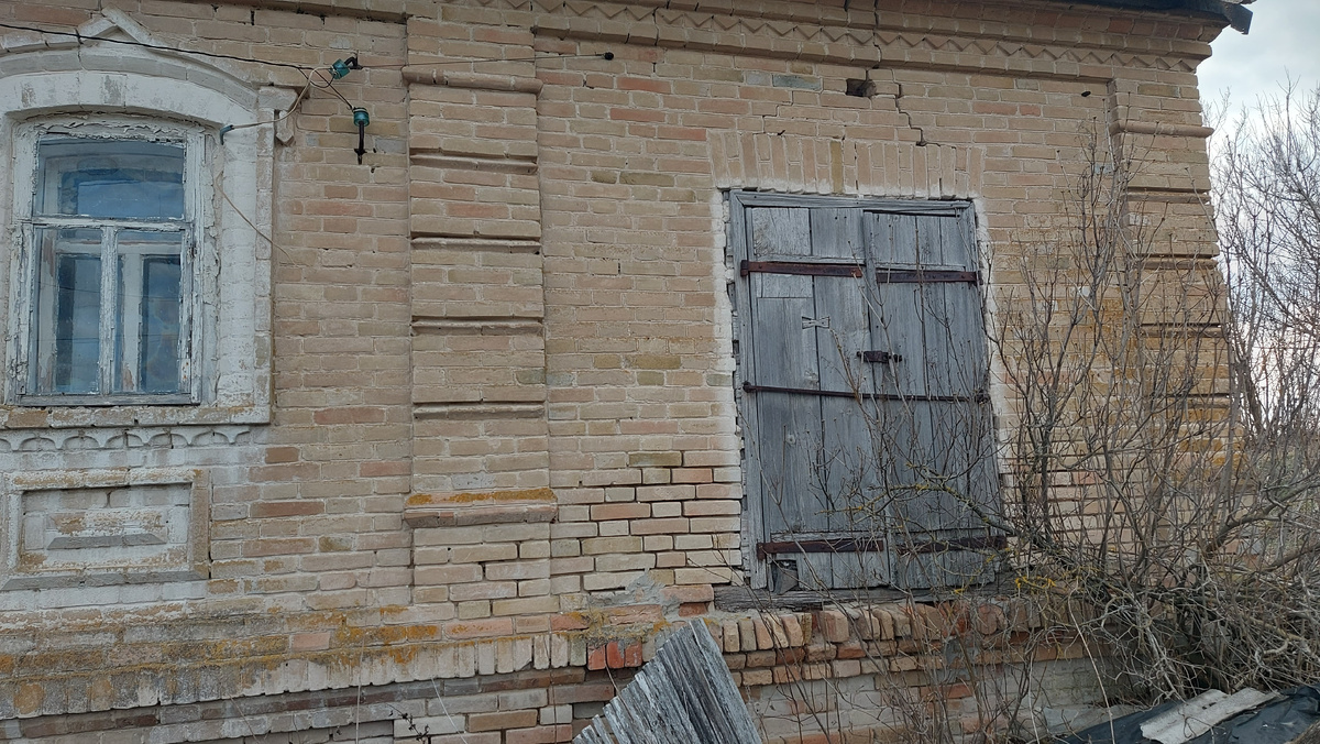 Справа сохранились ставни домашней лавочки