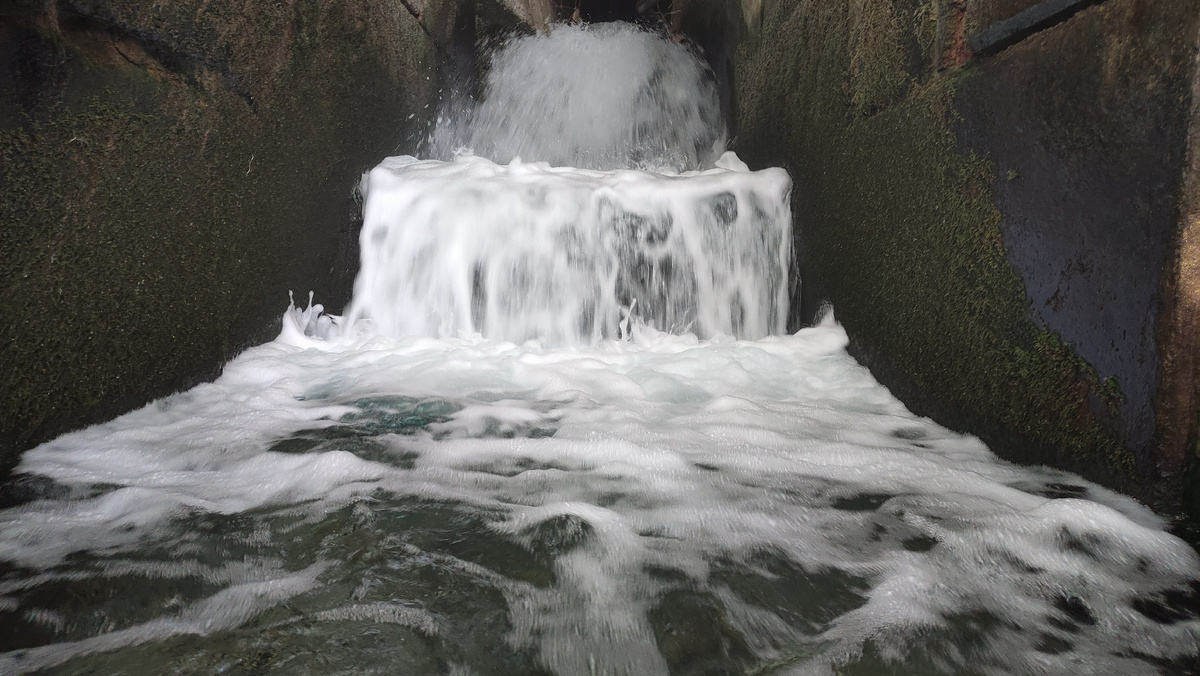 Родник не зря носит такое название. Вода в нём бурлит и струится приличным водопадом. 