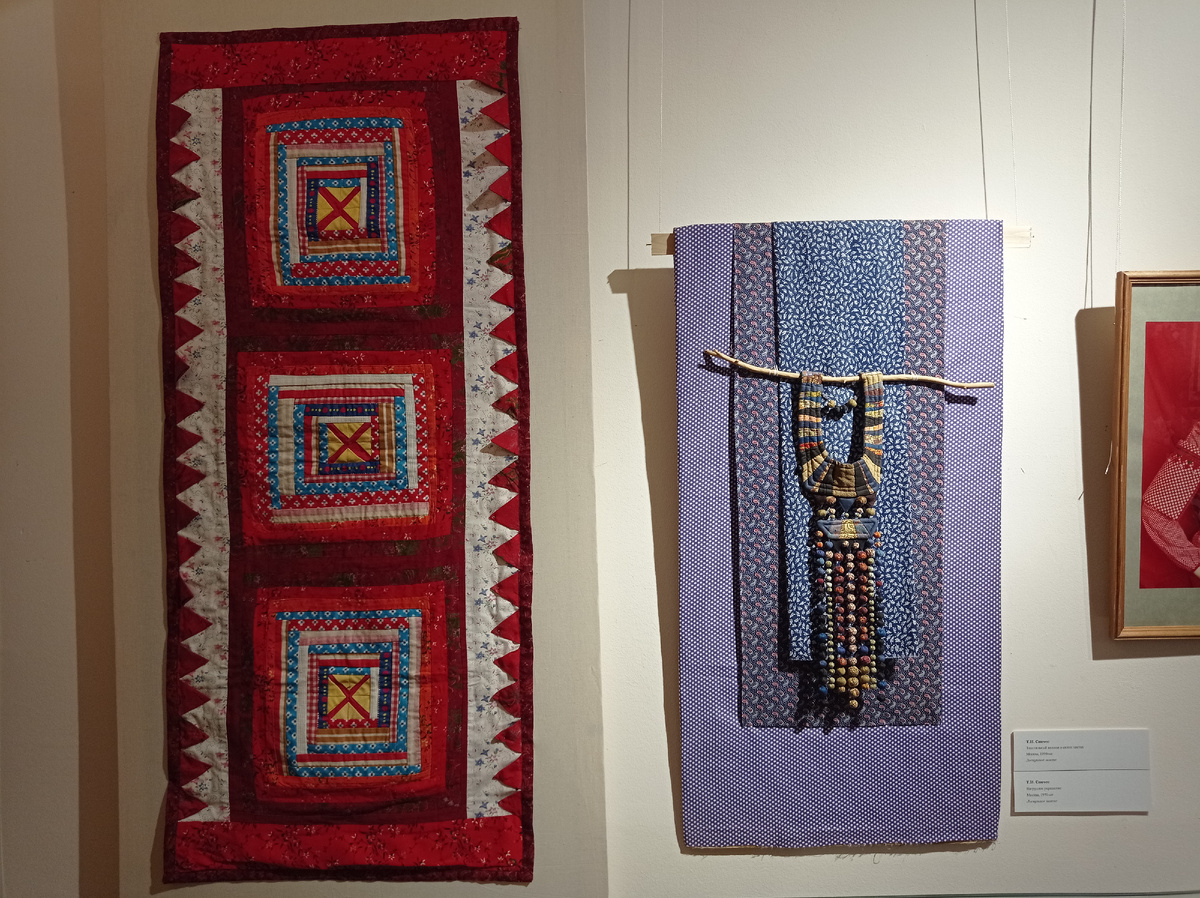 Работы художницы Т.Санчес на выставке "Лоскутный авангард" в Отделе художественных ремёсел музея-заповедника "Абрамцево". Хотьково, Сергиево-Посадский городской округ. Фото автора статьи 