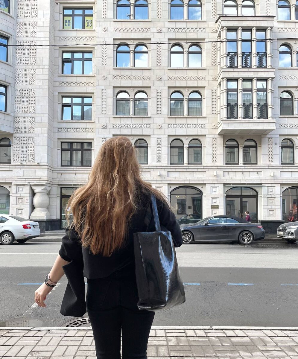 Автопортрет на фоне Русского дома