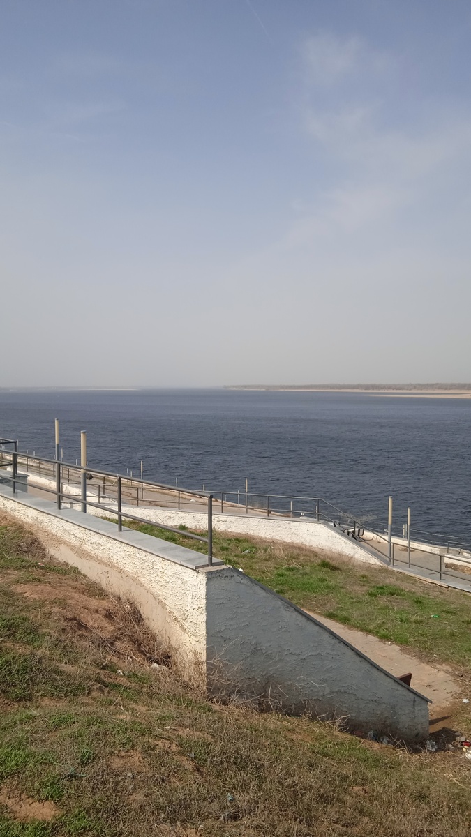 Сегодня 31 марта прогуливалась по набережной любовалась Волгой. Мы с другом тут гуляли после ЗАГСа пару лет назад. 