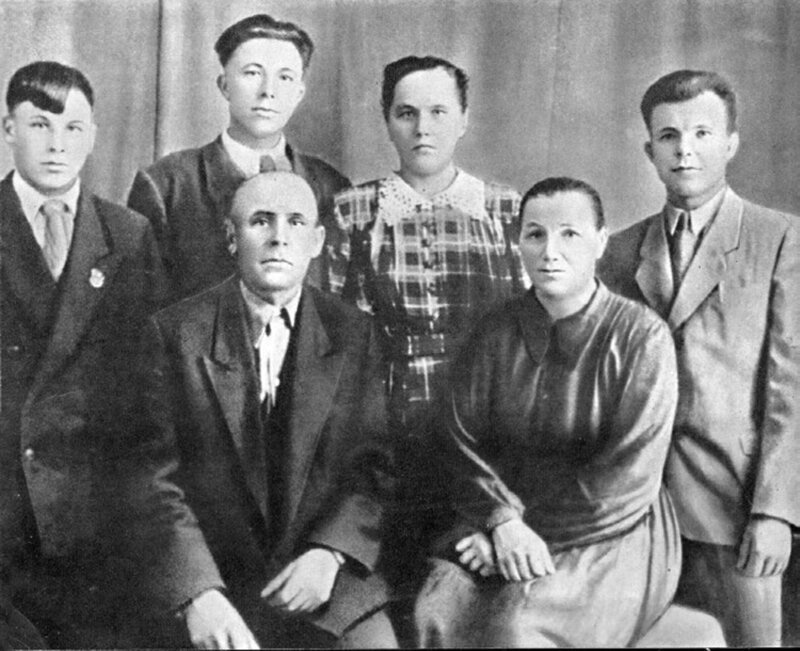 Будущий космонавт с семьей