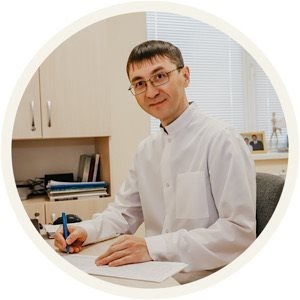 «После ковида появились заболевания, которые раньше встречались редко. Например, некроз головки тазобедренного сустава. У меня был пациент с некрозом головки плечевого сустава. Видимо, это происходит из-за тромбоза сосудов, которые снабжают сустав. Но это теория, потому что таких исследований еще не проводили или как минимум не публиковали. Стало больше жалоб на артрозы, артриты. Больше молодых людей обращают с жалобами на боли в спине. Проводим диагностику -  позвоночник в порядке, грыж нет, но есть изменения в мышцах – миофасциальный болевой синдром. Видимо,  ухудшается иннервация мышц, влияет стрессовый фактор. Но это хорошо лечится даже без медикаментов: массаж, ЛФК иглоукалывание. Из заболеваний  внутренних органов – поджелудочная железа, печень и почки. Если где-то в организме был какой-то хронический воспалительный процесс, то ковид его ухудшил. «Стукнул» в самое слабое место», - объясняет Наиль Алимов.