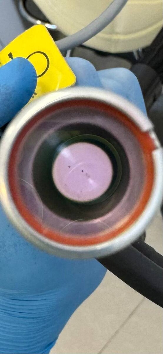 Черные точки на линзе. Надо менять!