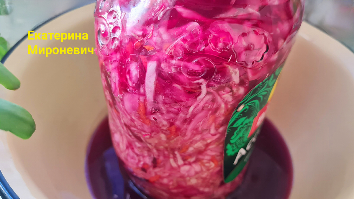 Сока выделяется достаточно много, поэтому ставлю банку с капустой в подходящую посуду.