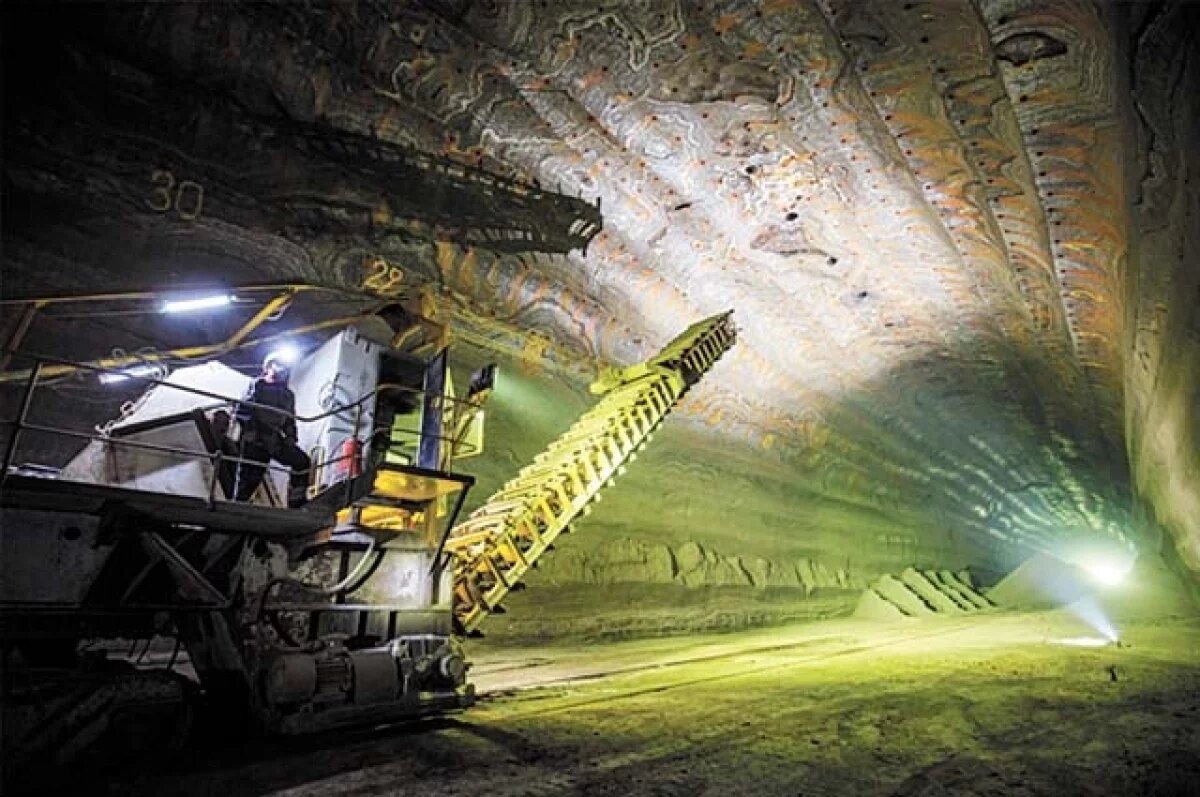    Одному нет и 25 лет.