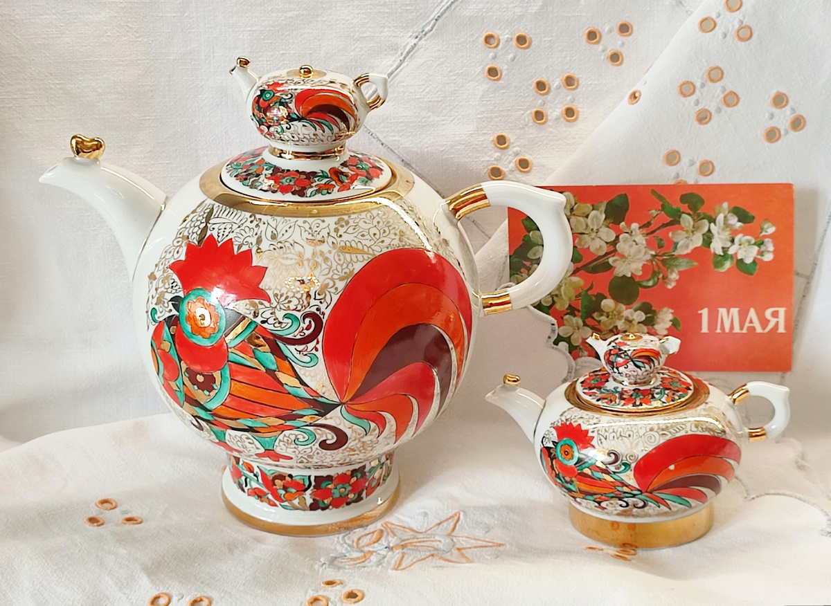 С флагами и транспарантами на площадь входит колонна чайников! На плечах старших сидят веселые малыши! Ура, товарищи! Урррааа...