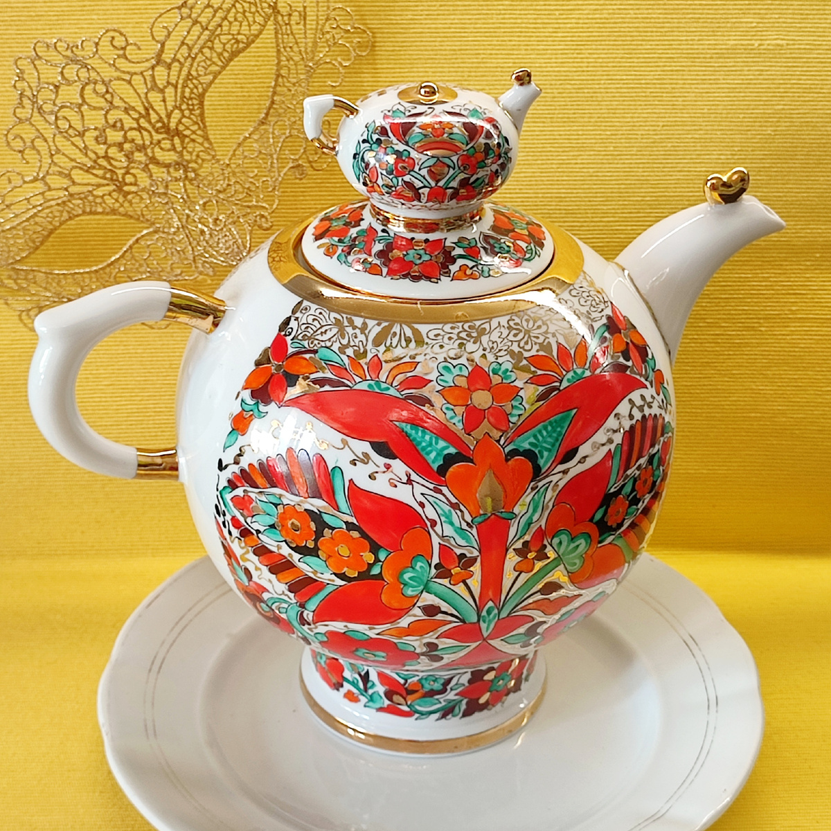 С обратной стороны чайника роспись цветочно-декоративная. Без птичек ☺️