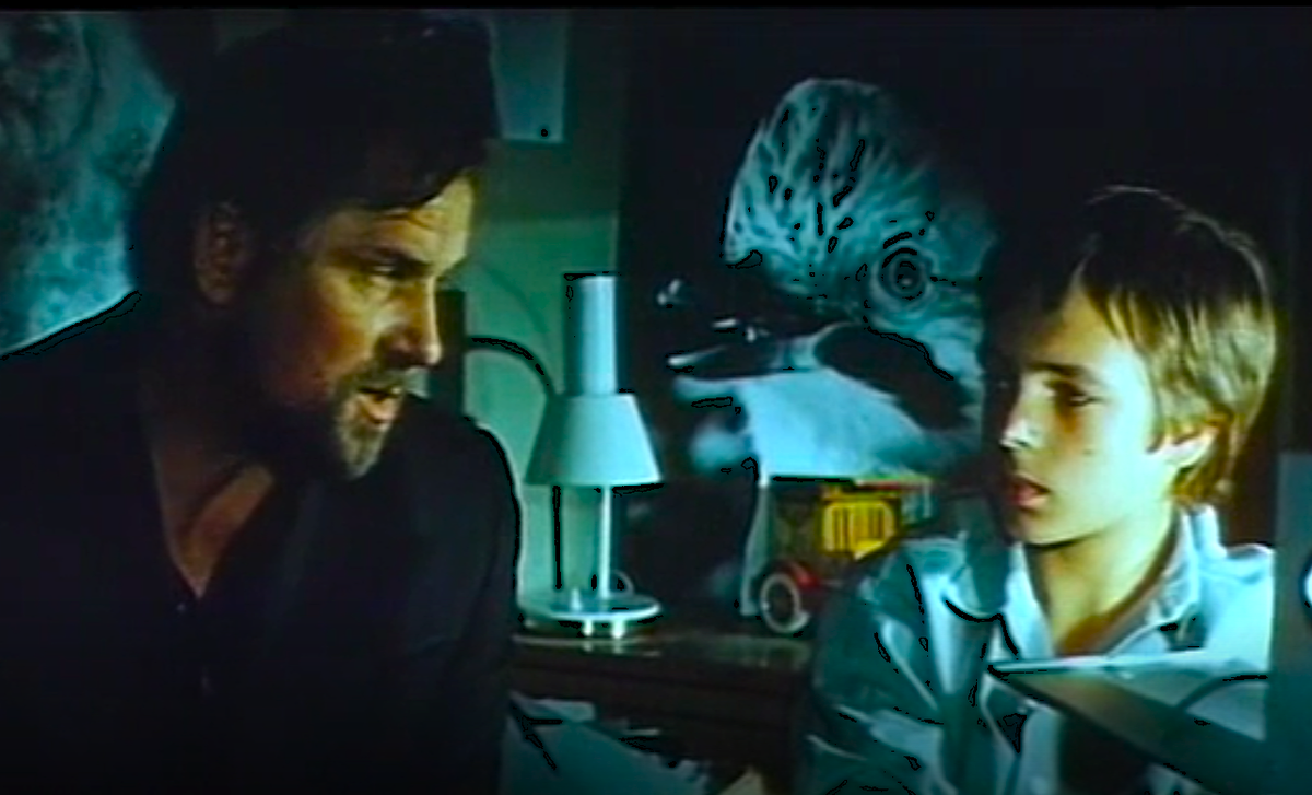 Кадр из фильма "Подарки по телефону". Петерсон с сыном.