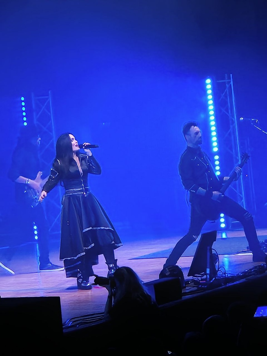 Тарья Турунен. Классический такой рок - аж стены вибрировали.