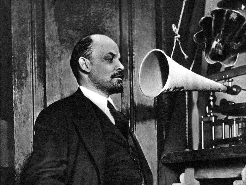 В. И. Ленин перед звукозаписывающим аппаратом