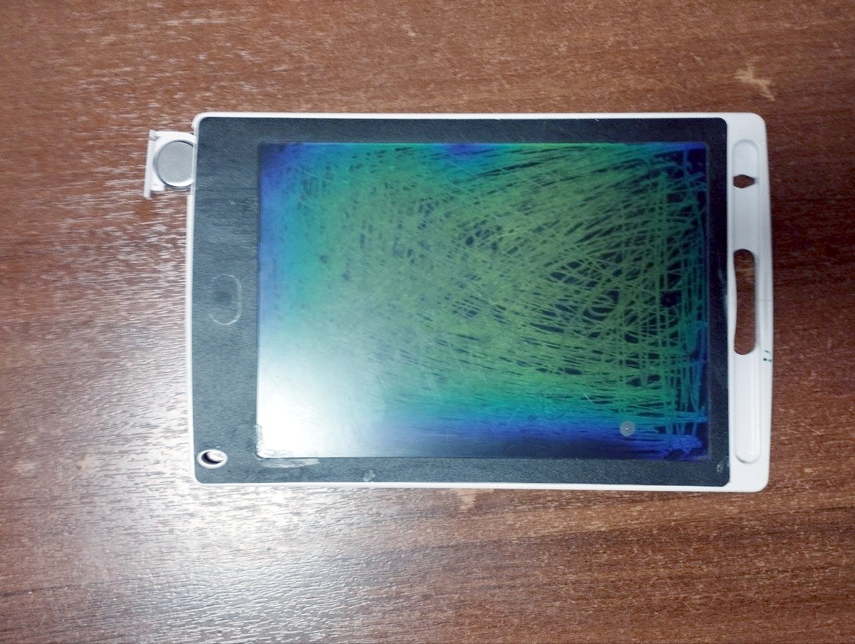 Видимо не все знают, что эта штука работает на батарейках.