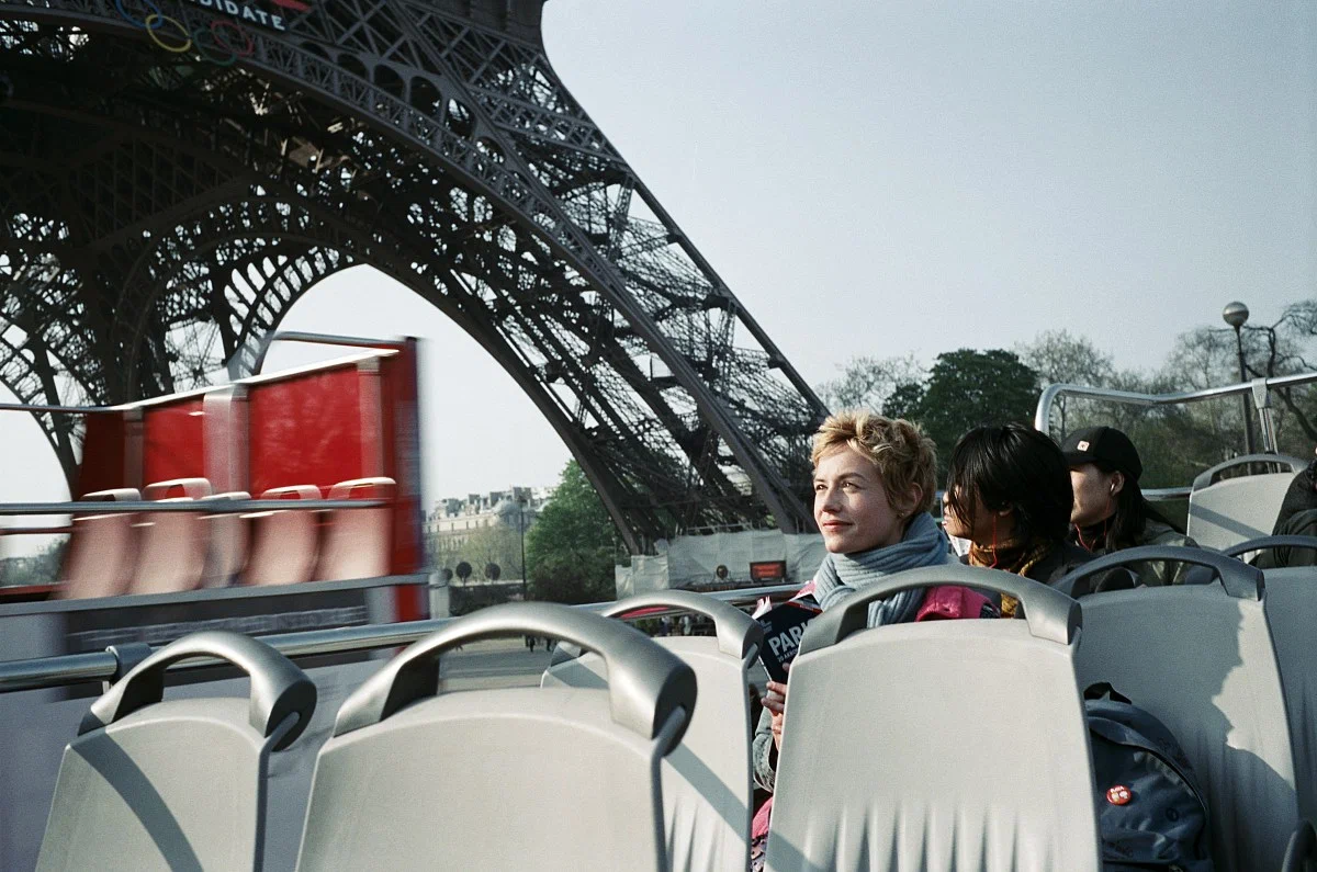 Кадр из фильма «Fauteuils d'orchestre». Режиссер: Даниель Томпсон. Производство: Alizé Art Consulting, Canal+ [fr], Ciné Cinémas, Nexus Factory, Région Ile-de-France, Radis Films Productions, Studio Canal, TF1 Films Production, Thelma Films