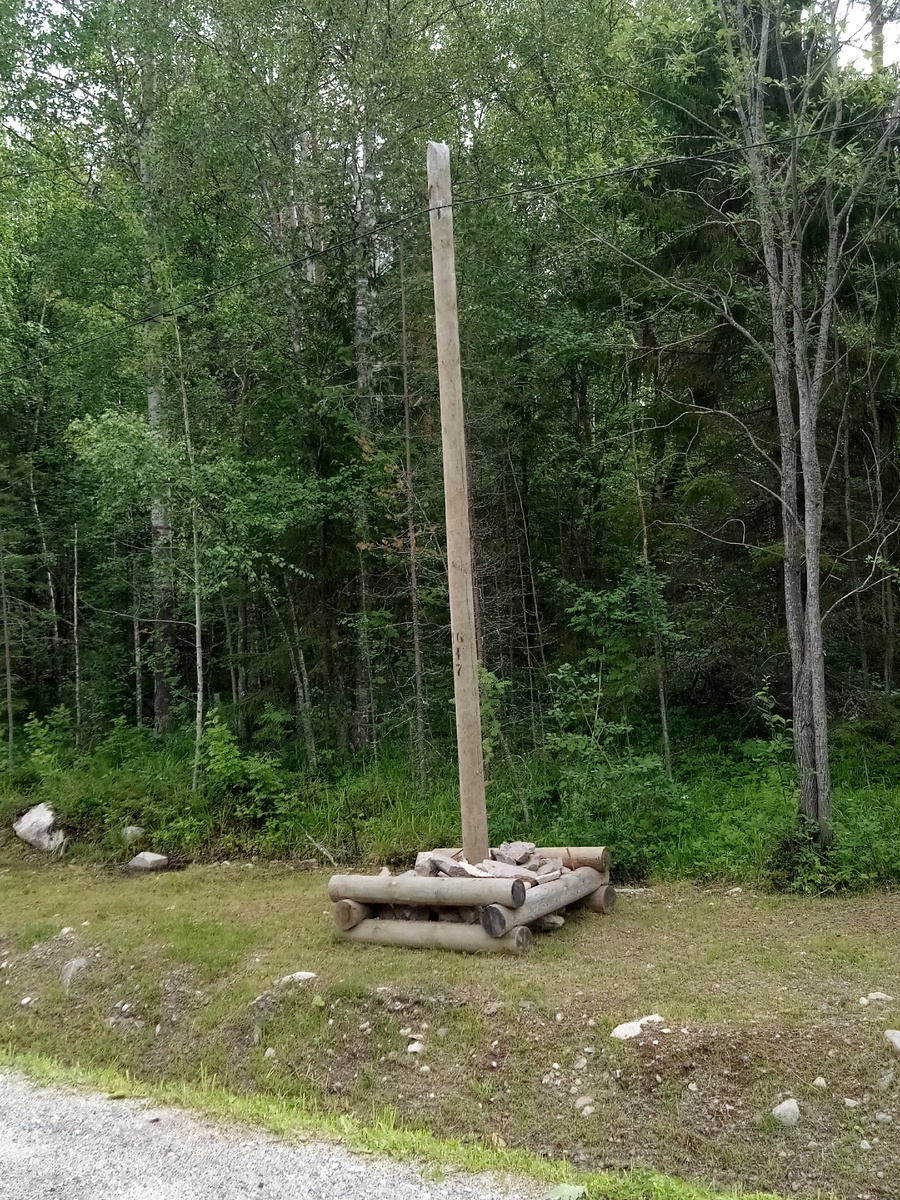 Почва пошла каменистая и столбы уже не вкапывают в землю, а делают клеть из брёвен и столб засыпают камнями. Местная особенность.
