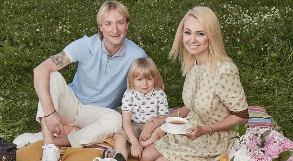 Яна Рудковская с мужем и сыном